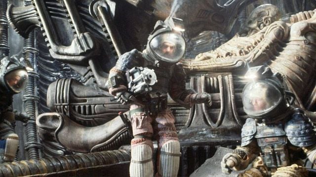 Imagem da notícia Esta obra-prima de Bruce Willis é uma "cópia" de Alien: Parece ridículo, mas há uma explicação