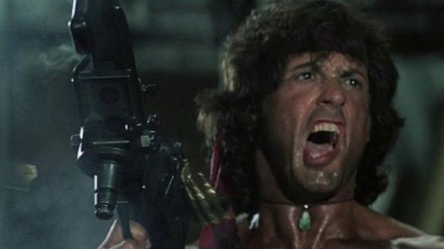 Imagem da notícia "Um de nós tem que ir, o outro tem que ficar": Stallone revela qual estrela o odeia desde que eles brigaram no set há 50 anos