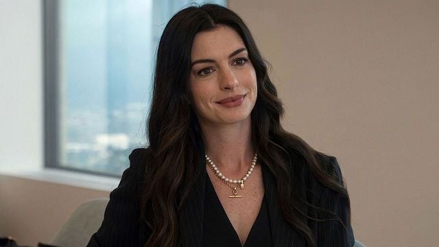 Imagem da notícia Influencer conservadora volta no tempo e precisa viver realidade na prática: Este é o novo filme de Anne Hathaway