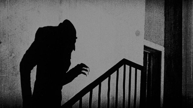 Imagem da notícia "Realmente assustador": Atriz da pior série de 2023 surge irreconhecível em remake de clássico centenário de terror