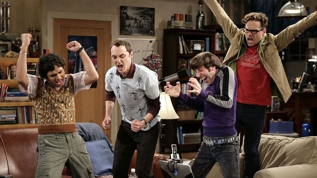 Imagem da notícia Passou despercebido, mas um ator de The Big Bang Theory apareceu no universo de Friends interpretando (quase) o mesmo papel