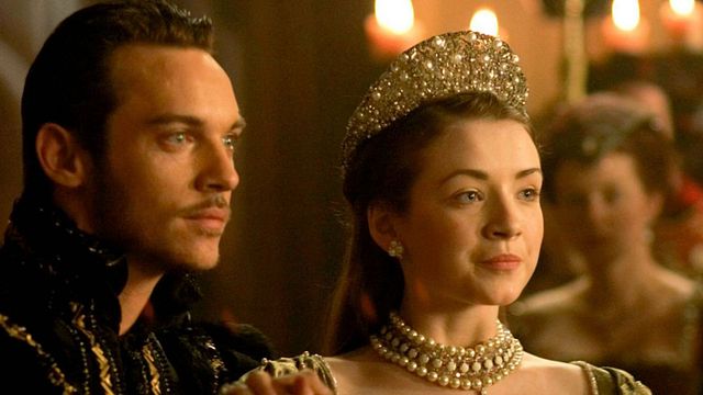Imagem da notícia Uma série histórica com produção luxuosa do criador de Vikings: Foi nela que Henry Cavill alcançou o estrelato!