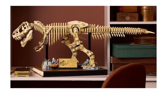 Imagem da notícia Uma peça de museu na sua estante: Este LEGO de Jurassic Park com mais de 1 metro e 3.145 peças está em oferta