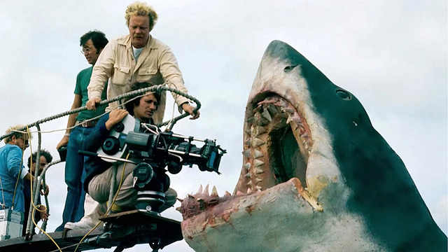 Imagem da notícia Steven Spielberg sobre a cena de Tubarão que ele decidiu cortar: "Foi muito mais horripilante do que qualquer outra coisa."