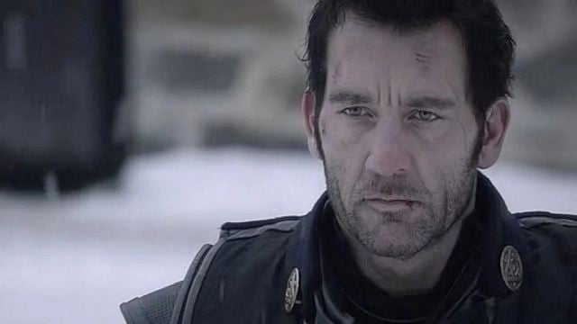 Hoje no streaming: Ação medieval sombria e brutal com Clive Owen, Morgan Freeman e uma estrela de Avatar