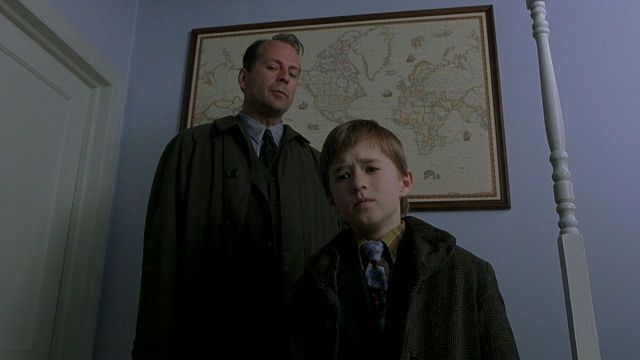 Imagem da notícia 3 dicas sobre a reviravolta final de O Sexto Sentido que estavam ali o tempo todo, mas você não viu