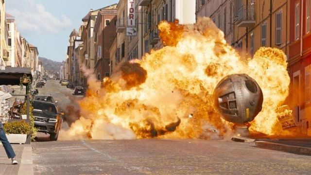 Imagem da notícia Disponível no streaming: Um filme de ação colossal com um elenco tão grande quanto o dos Vingadores