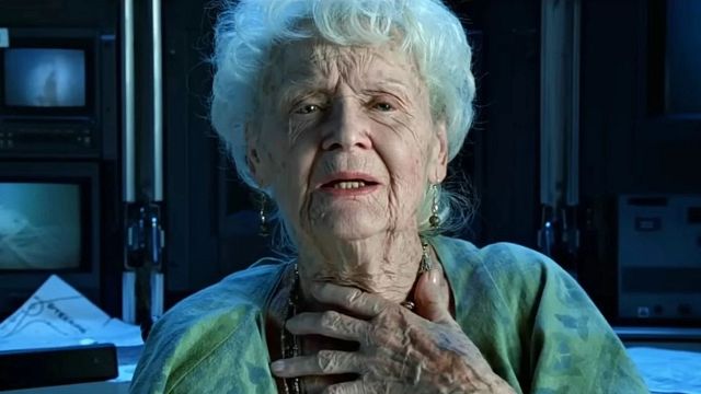 Imagem da notícia Há um detalhe no final de Titanic que não faz o menor sentido: 25 anos depois, não somos os únicos a nos perguntar isso