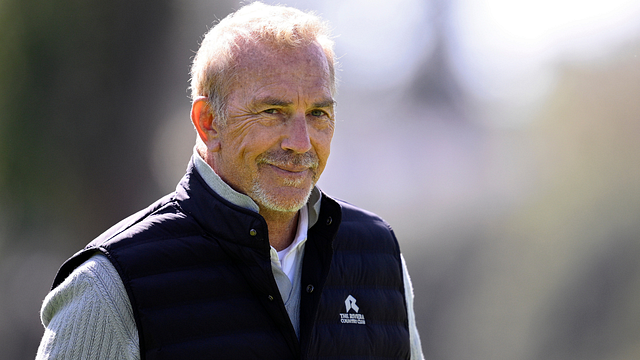 Imagem da notícia Há 66 anos, Kevin Costner não fazia ideia, mas conheceu uma das maiores lendas do cinema