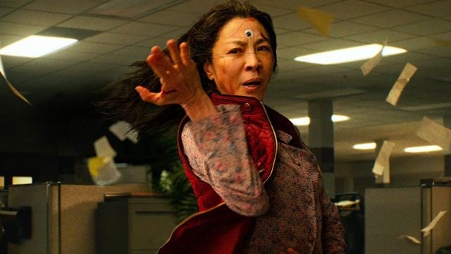 Michelle Yeoh fala sobre preconceito em filmes de ação: "Jackie Chan achava que as mulheres deviam ficar na cozinha, até eu chutar o traseiro dele"