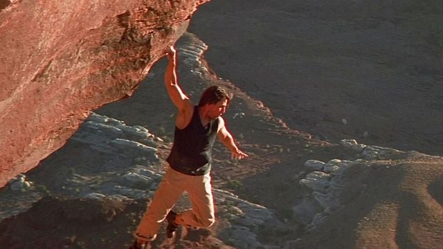 Imagem da notícia Missão Impossível 2: Tom Cruise realmente escalou aquela montanha para a cena de abertura?