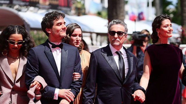 Imagem da notícia Brasil em Cannes: Wagner Moura e Kleber Mendonça Filho celebram sucesso (e 13 minutos de palmas!) de O Agente Secreto