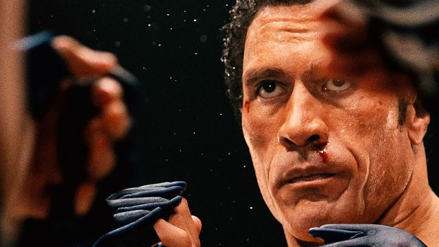 Imagem da notícia Novo filme de The Rock é baseado em história real impressionante: Compare artista com lutador que inspirou o longa
