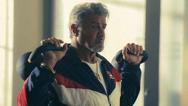 Imagem da notícia "Um desastre sem sentido": Sylvester Stallone acaba de lançar um dos piores filmes de sua carreira, segundo os críticos – e o público também a odeia