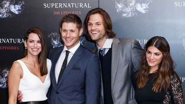 Imagem da notícia Supernatural: As esposas dos atores na vida real apareceram juntas em episódio da série e você não reparou