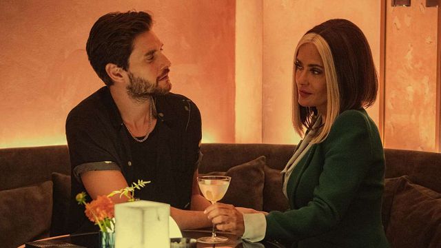 Imagem da notícia "Eu tinha permissão para fazer as coisas mais grotescas e nojentas!": Salma Hayek revela como a 6ª temporada de Black Mirror traz uma sátira da vida real