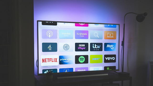 Imagem da notícia Atenção, maratonistas do sofá: Esta é a televisão perfeita para você assistir às melhores séries de 2025