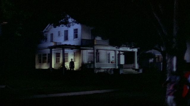 Imagem da notícia Teria coragem? Esta casa foi cenário de um dos maiores clássicos de terror e está à venda por valor exorbitante