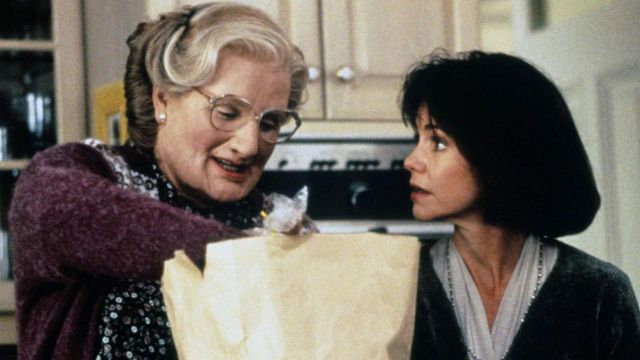 Imagem da notícia Robin Williams mudou as filmagens de Uma Babá Quase Perfeita para apoiar Sally Field após a morte do pai da atriz: "Ele era muito sensível"
