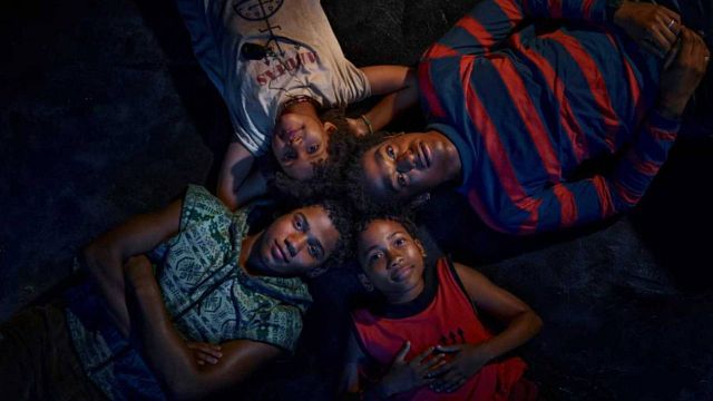 Imagem da notícia “Não esperem assistir a corpos negros no chão”: Criador de Os Quatro da Candelária evitou o uso da violência extrema para contar a história da série