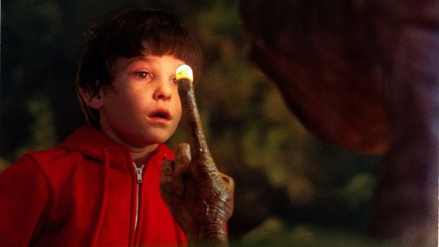 Imagem da notícia Ele foi o menininho de E.T - O Extraterrestre: Aos 54 anos, você não o reconheceu em uma das melhores séries de terror da Netflix