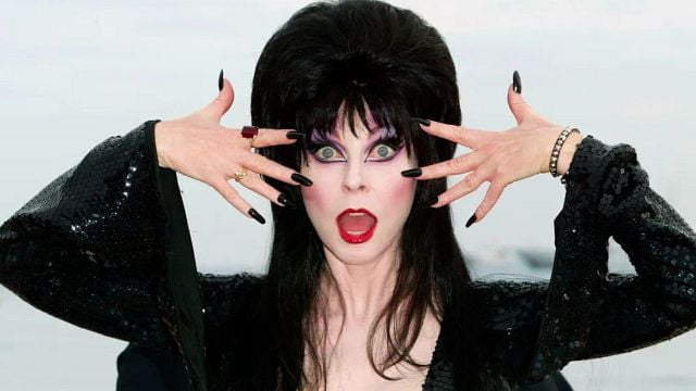 Imagem da notícia O que aconteceu com Cassandra Peterson? 45 anos depois, assim está a atriz que interpretava Elvira, a Rainha das Trevas