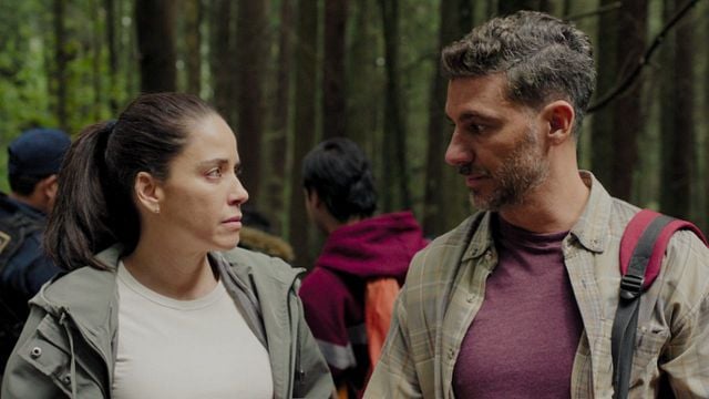 Imagem da notícia A série que destronou Emily em Paris: Suspense com apenas 10 episódios é destaque na Netflix