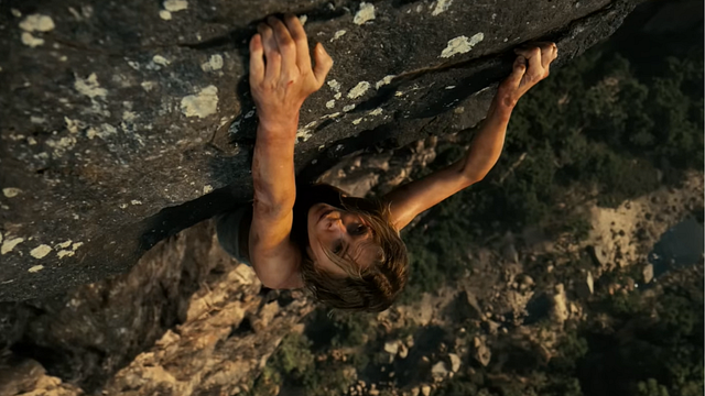 Imagem da notícia O thriller de ação em que Charlize Theron fraturou o dedo do pé estará em breve disponível na Netflix: O primeiro trailer já está disponível