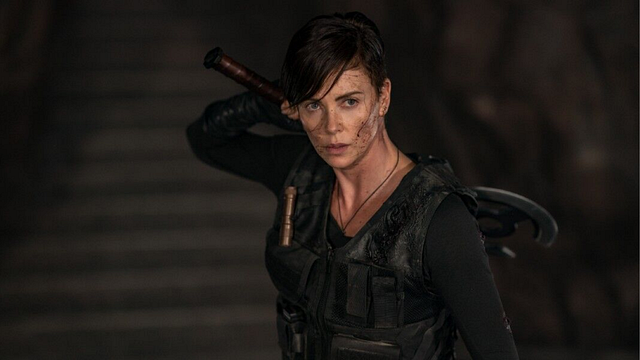 Imagem da notícia "Ele é gordo e mal consegue lutar": Charlize Theron critica duramente astro de ação dos anos 90