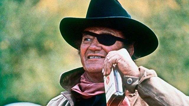 Imagem da notícia John Wayne havia bebido 15 doses de uísque quando um repórter lhe fez a pergunta errada e quase apanhou: "Isso o incomodou bastante"