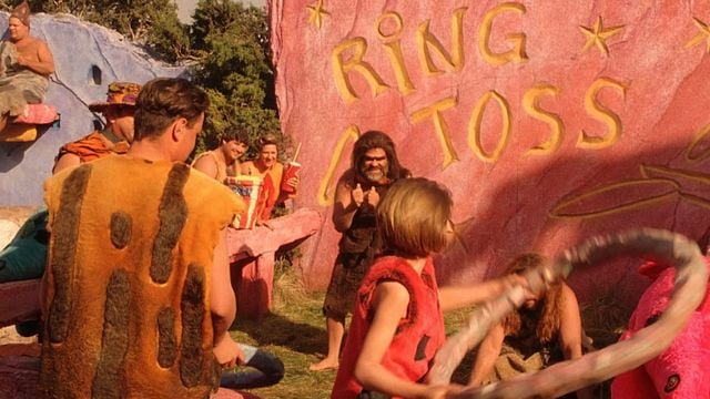 Imagem da notícia Há 25 anos, ela apareceu como uma menina da Idade da Pedra em Os Flintstones – hoje é uma megaestrela! Você a teria reconhecido?