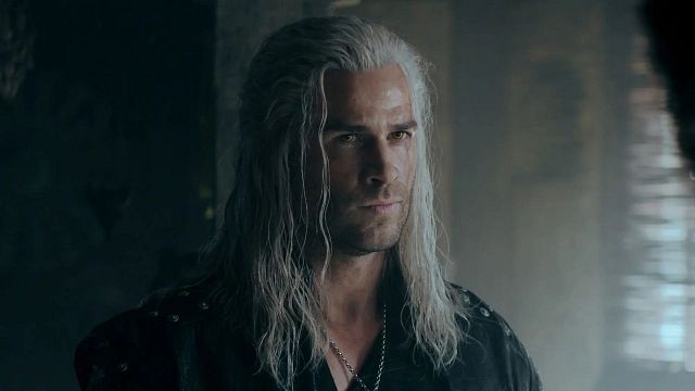Imagem da notícia Muita proteína, supino e quilos de músculo: Dieta e treinamento rigorosos transformaram o corpo de Liam Hemsworth para a 4ª temporada de The Witcher