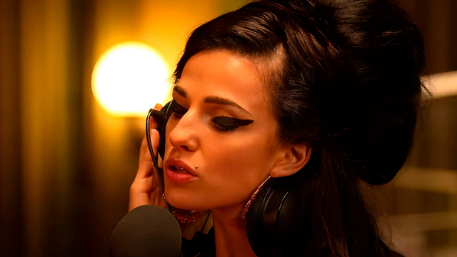 Imagem da notícia Cinebiografia de Amy Winehouse deixa de lado personagem importante da vida da artista e gera polêmica