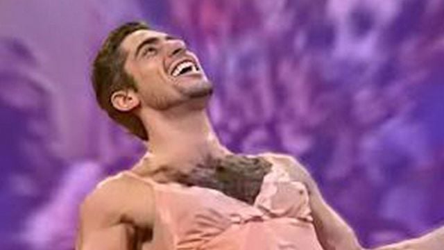 Imagem da notícia Foi de camisola que este grande apresentador apareceu pela primeira vez na TV: Tudo por uma pegadinha em homenagem a Ratinho