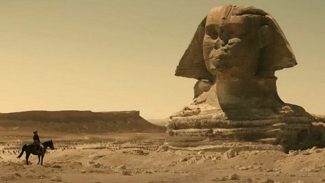 Imagem da notícia Napoleão realmente disparou balas de canhão contra as pirâmides do Egito?