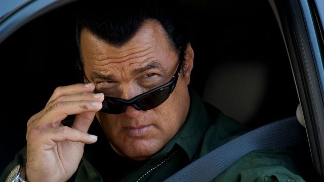 Imagem da notícia Após 6 anos, Steven Seagal comemora seu retorno – com ação à moda antiga