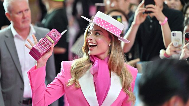 Imagem da notícia Para admirar e invejar: Cada look inspirado na Barbie que Margot Robbie usou na turnê promocional do filme de Greta Gerwig