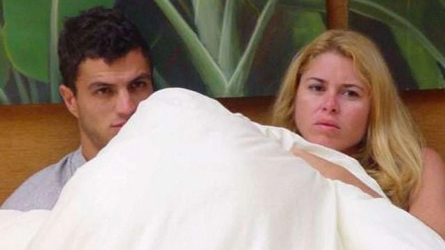 Imagem da notícia Qual foi o primeiro casal do BBB a ir para debaixo do edredom? Eles chocaram o público com o “jeitinho” que deu início a uma tradição