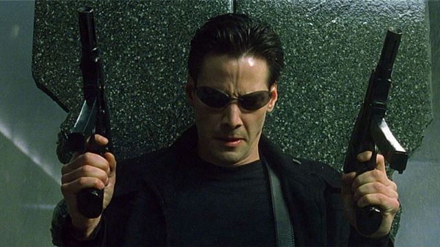 Imagem da notícia "Minhas pernas pararam de funcionar": Keanu Reeves precisou carregar 25 kg de armas no set de Matrix