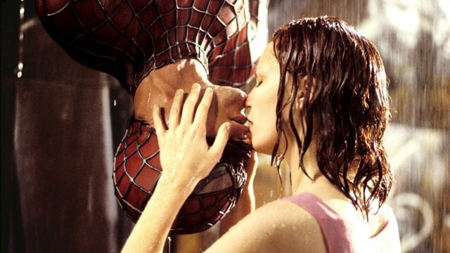 "Foi quase como se eu o estivesse ressuscitando": Kirsten Dunst afirma que filmar icônico beijo em Homem-Aranha foi "miserável"