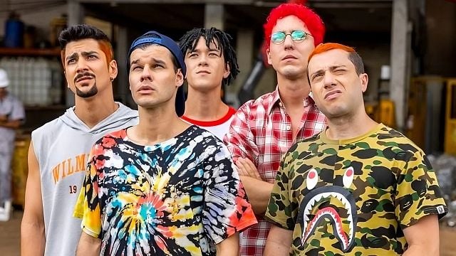 Imagem da notícia Mamonas Assassinas: Ator surge IDÊNTICO ao vocalista da banda em primeiro trailer cheio de nostalgia; assista