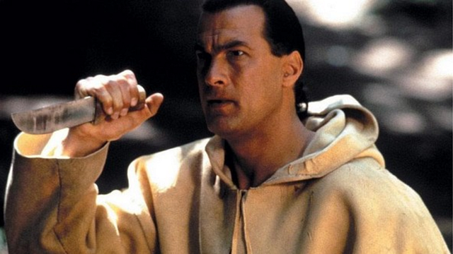 Imagem da notícia "O filme disse tudo há 20 anos": Steven Seagal tem certeza de que estava muito à frente de seu tempo com este fracasso de ação