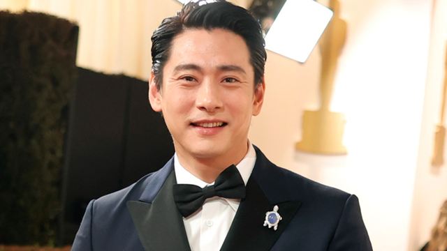 O triste significado por trás do broche utilizado por Teo Yoo, ator de Vidas Passadas, na cerimônia do Oscar