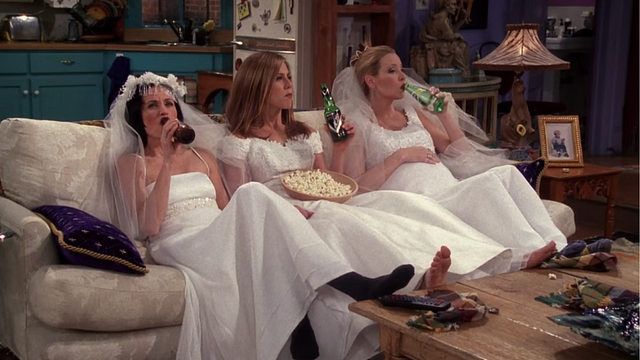 Imagem da notícia Lisa Kudrow sobre os roteiristas de Friends: "Eles ficavam acordados até tarde conversando sobre suas fantasias com Jennifer Aniston e Courteney Cox"