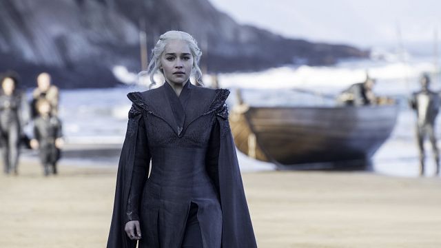 Imagem da notícia "É melhor morrer ao vivo na TV": Após sofrer dois aneurismas, Emilia Clarke teve medo de ser demitida de Game of Thrones