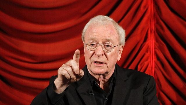 Imagem da notícia "Um fanfarrão pomposo, mestre da irrelevância": Esta estrela de Harry Potter odiava Michael Caine com todas as suas forças