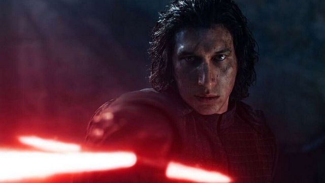 Imagem da notícia Adam Driver revela que mudaram o plano inicial para as sequências de Star Wars: “A ideia era que sua jornada fosse totalmente oposta à de Darth Vader”