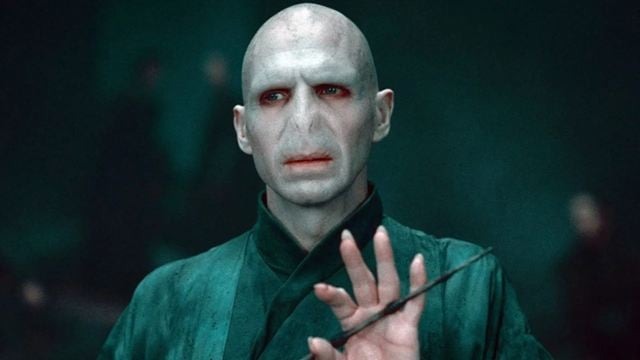 Nunca vimos o vilão de Harry Potter tão musculoso: Primeiras imagens de novo projeto traz um Ralph Fiennes irreconhecível