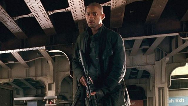 Imagem da notícia 19 anos após a estreia de Eu Sou a Lenda, Will Smith confirma quem é o responsável pela mudança no final