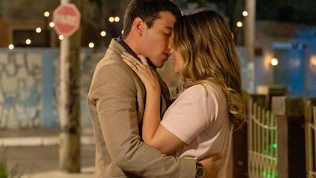 Imagem da notícia Resumo da novela Família é Tudo (22 a 27/7): Murilo e Electra se beijam pela primeira vez e a verdade sobre a menina Eva vem à tona